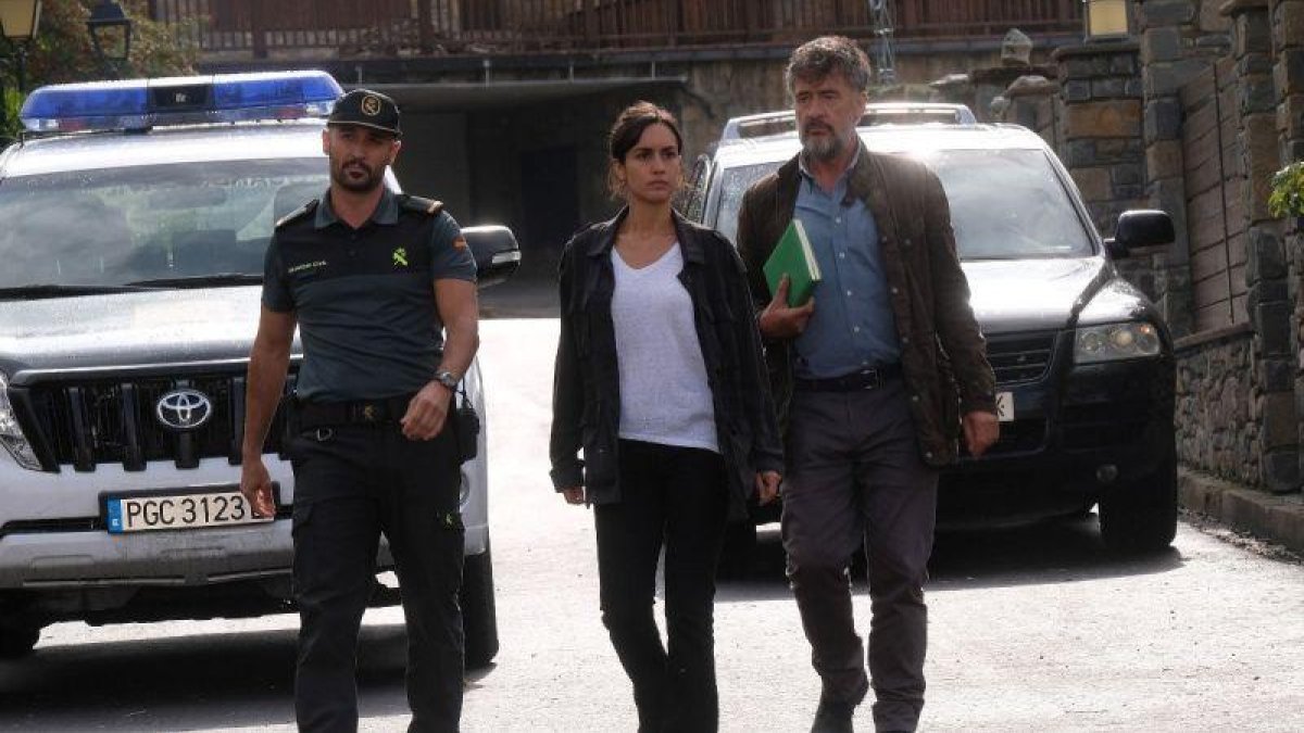 Alain Hernández, Megan Montaner y Francis Lorenzo, en la serie La caza. Monteperdido.-TVE / PIPO FERNÁNDEZ