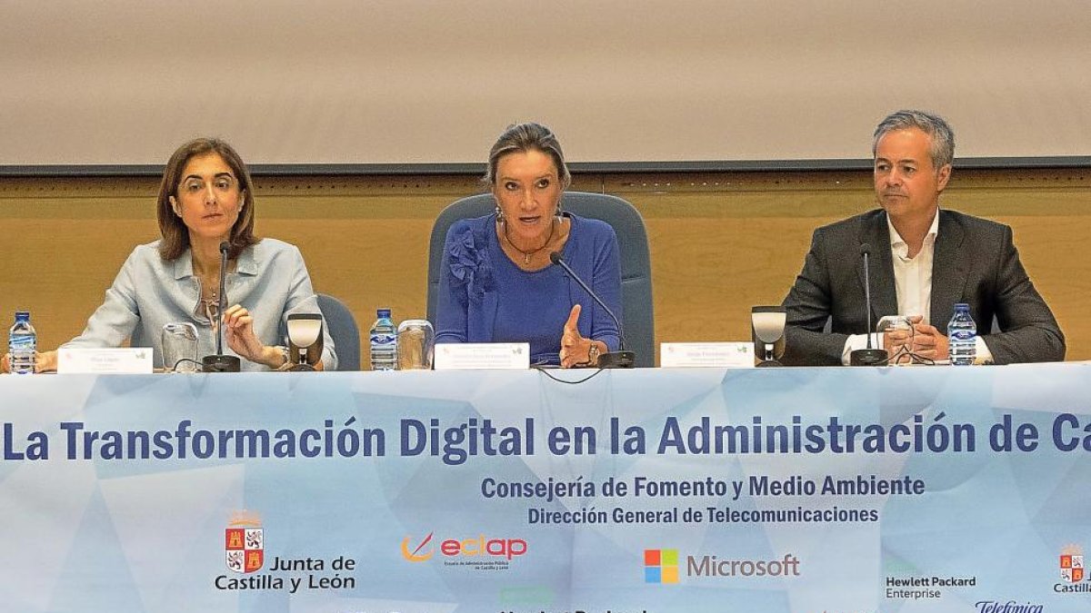 La presidenta de Microsoft Ibérica, Pilar López, a la izquierda, junto a Victoria Seco y Jorge Fernández-ICAL