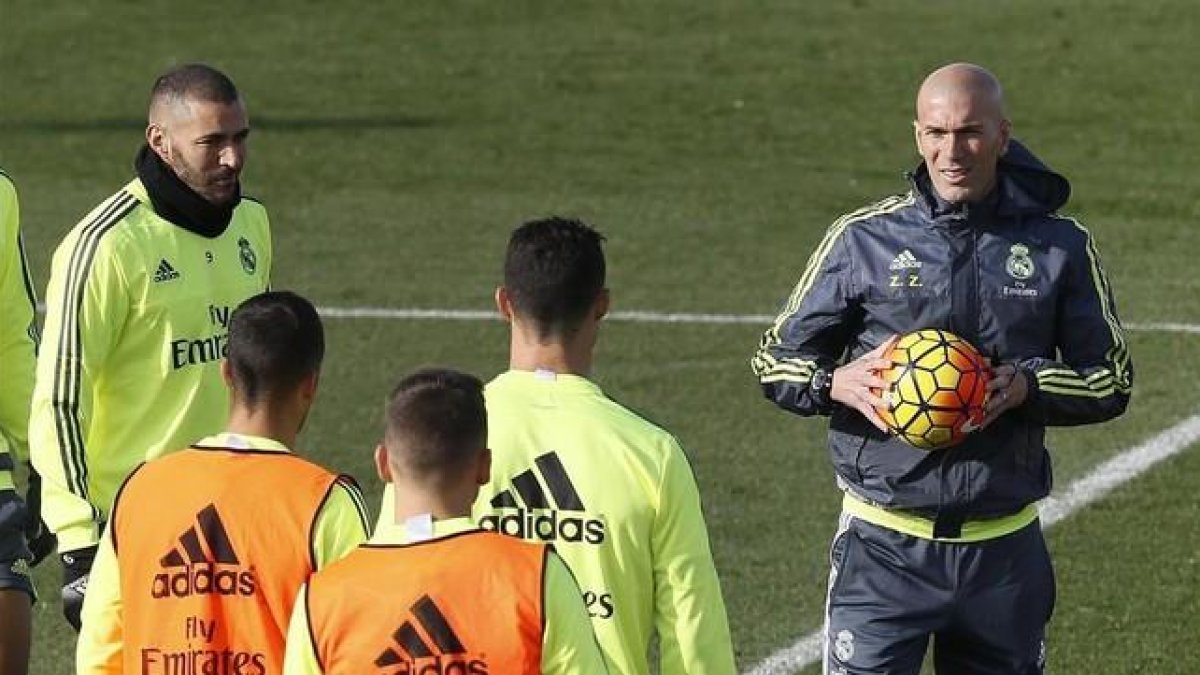 Zidane, a la derecha, en un entrenamiento del Madrid.-EFE / FERNANDO ALVARADO
