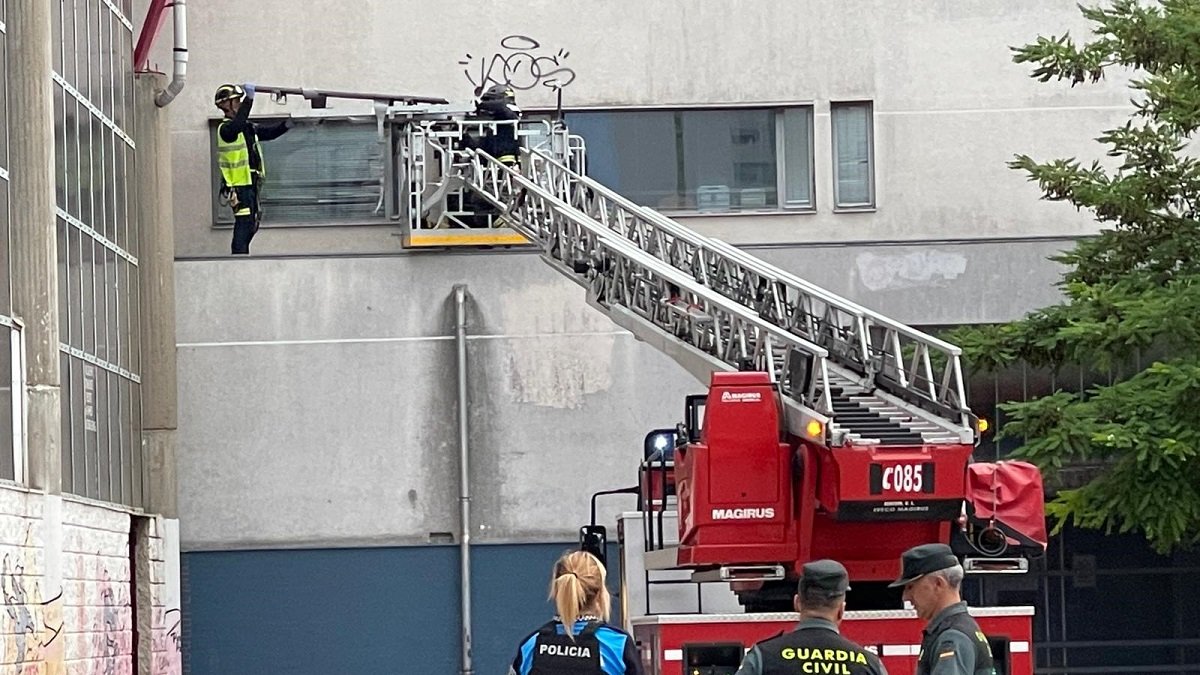 Un joven trepa al tejado del polideportivo de Laguna y moviliza a bomberos y sanitarios tras lesionarse una pierna. - PHOTOGENIC