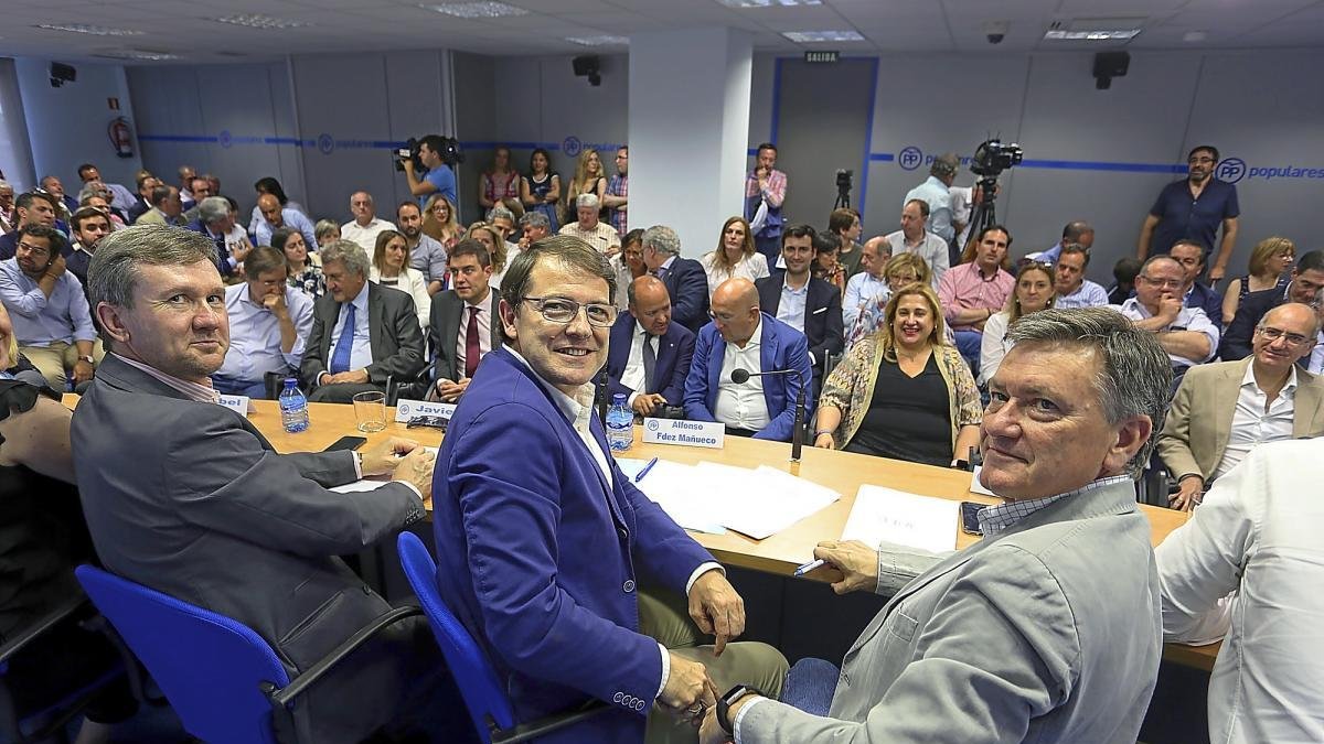 Javier Lacalle, Alfonso Fernández Mañueco y Francisco Vázquez, en un momento de la ejecutiva autonómica.-ICAL