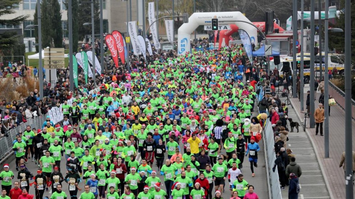 Imagen de la multitudinaria salida de la San Silvestre del pasado año.-MONTSE ÁLVAREZ