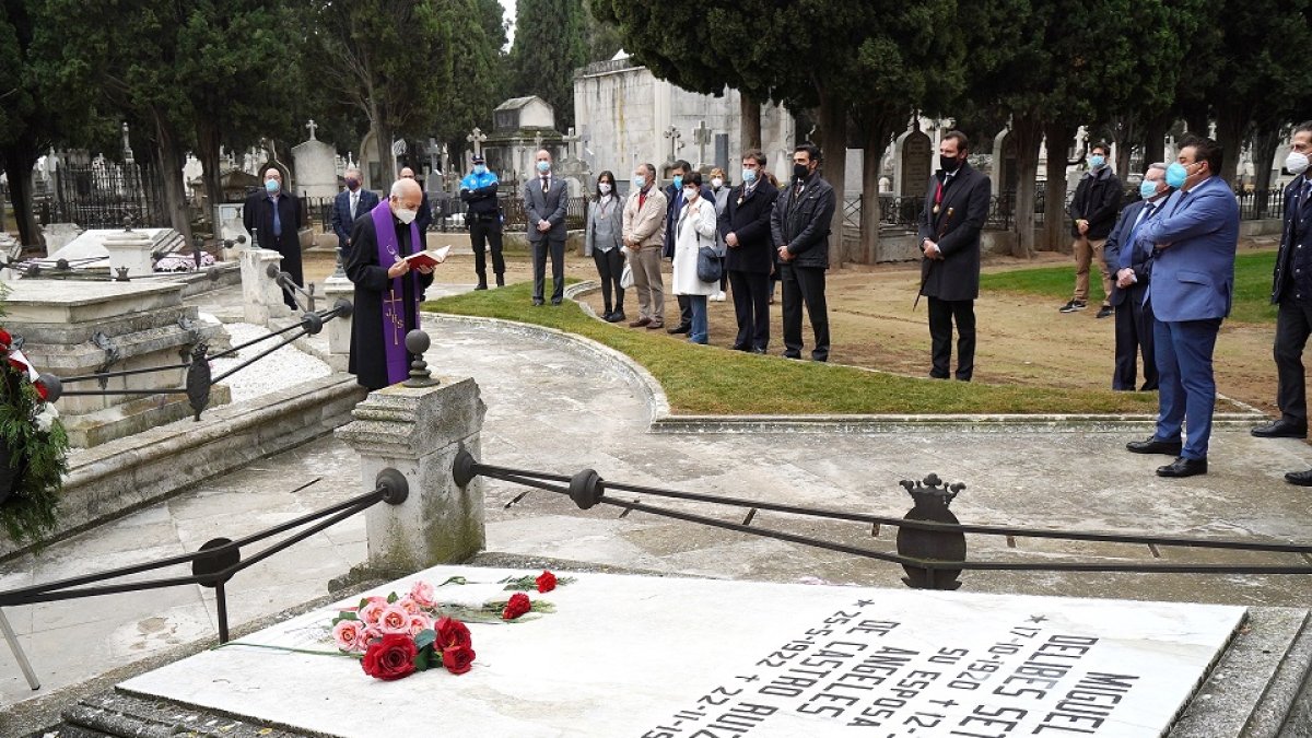 Visita de la corporación municipal y el arzobispo de Valladolid, el cardenal Ricardo Blázquez, al cementerio de El Carmen en el Día de Todos los Santos. E. M.