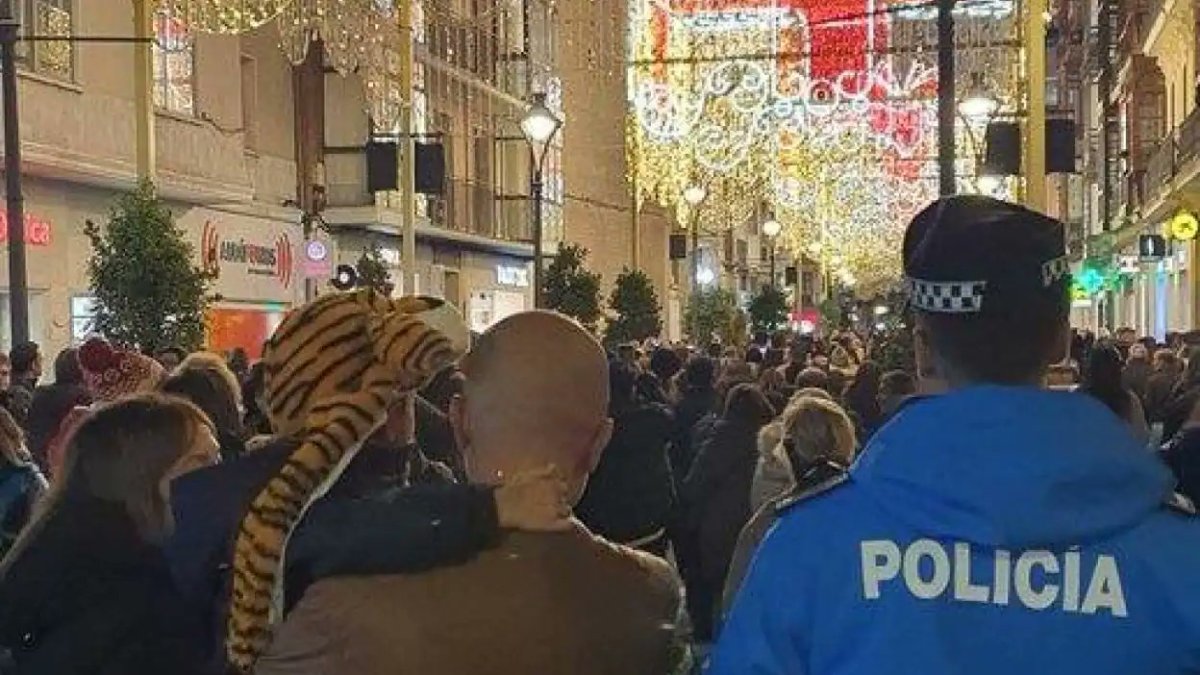 Un policía local patrulla durante las navidades. E.M.