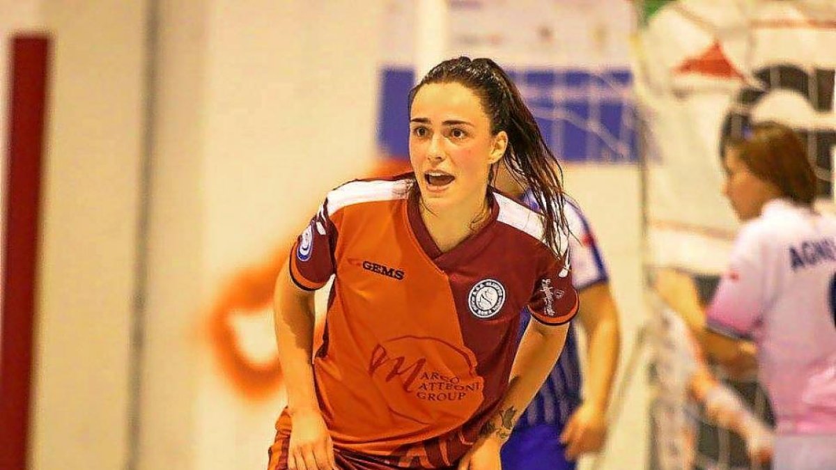 Leticia con la camiseta del Olimpus Roma.-SHEFUTSAL