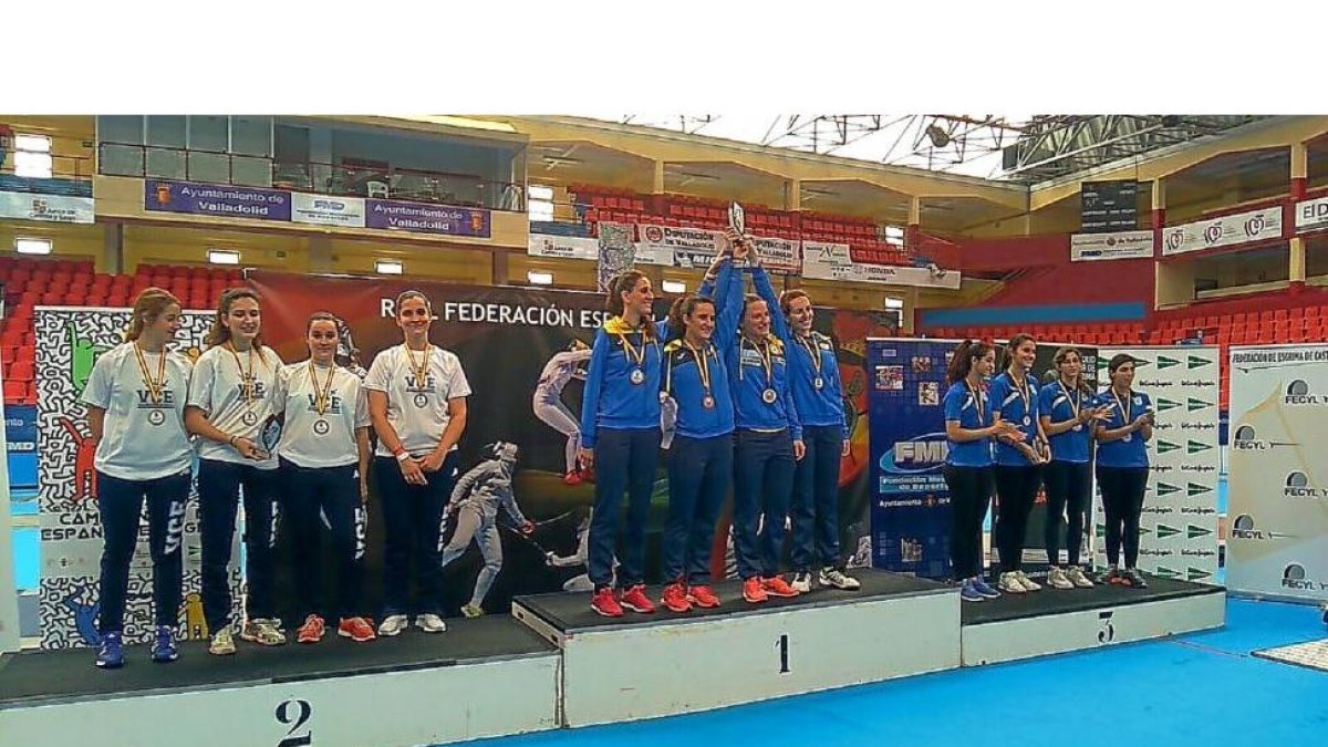 Las tiradoras del VCE, segundas, junto a las campeonas.-EL MUNDO