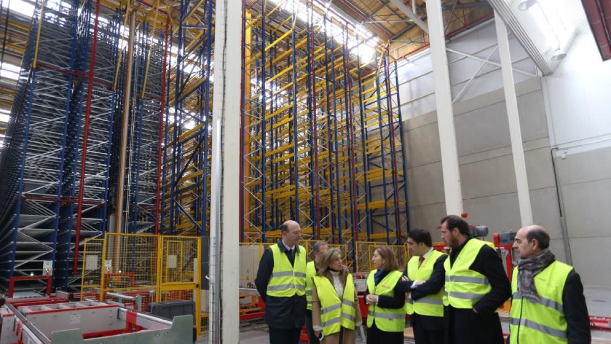 La ministra en funciones de Fomento, Ana Pastor, visita las instalaciones del Complejo Ferroviario de Valladolid, acompañada por el consejero de Fomento y Medio Ambiente, Juan Carlos Suárez-Quiñones, entre otras autoridades-ICAL
