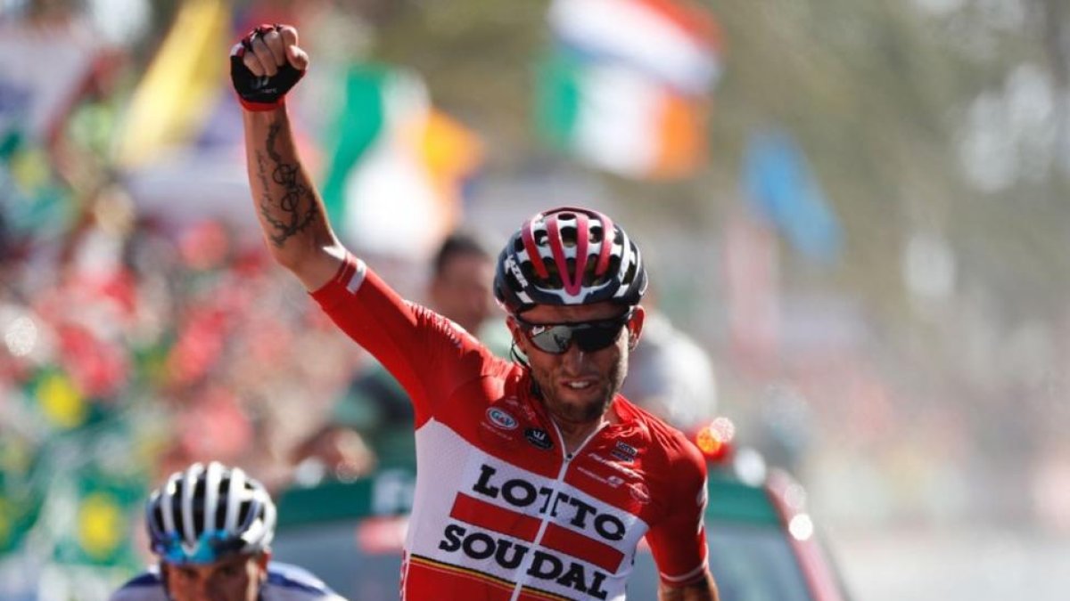 El corredor polaco Tomasz Marczynski se proclama vencedor por delante de su compatriota Pawel Poljanski y Enric Mas-LA VUELTA / PHOTOGOMEZ SPORT