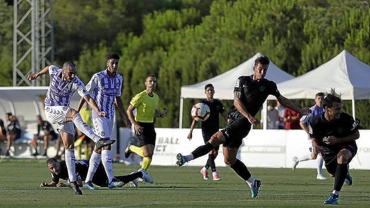 Pedrosa chuta desde la frontal del área en el partido frente al Málaga disputado ayer en Coín.-PHOTO-DEPORTE