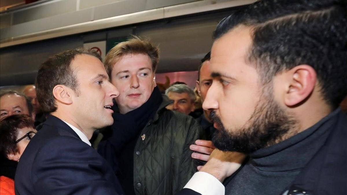 Benalla (derecha) junto a Macron, en un acto en París, el pasado 24 de febrero. /-.44424125 (REUTERS)