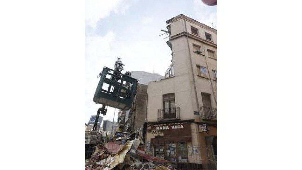 Una grúa junto al edificio semiderruido en el distrito de Tetuán de Madrid.-EFE / FERNANDO ALVARADO