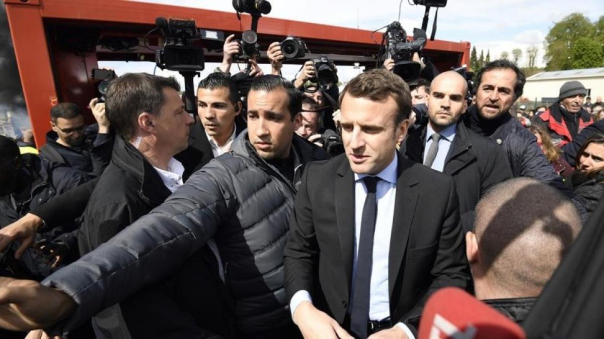 Macron, durante su visita a la factoria de Whirlpool en Amiens.-ERIC FEIDERBERG / AP
