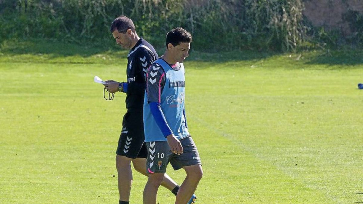Óscar González y Gaizka Garitano se cruzan durante el entrenamiento de ayer en los campos Anexos-Pablo Requejo
