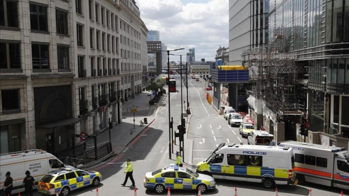 Furgonetas de la policía bloquean el acceso en el área del Puente de Londres.-FRANK AUGSTEIN