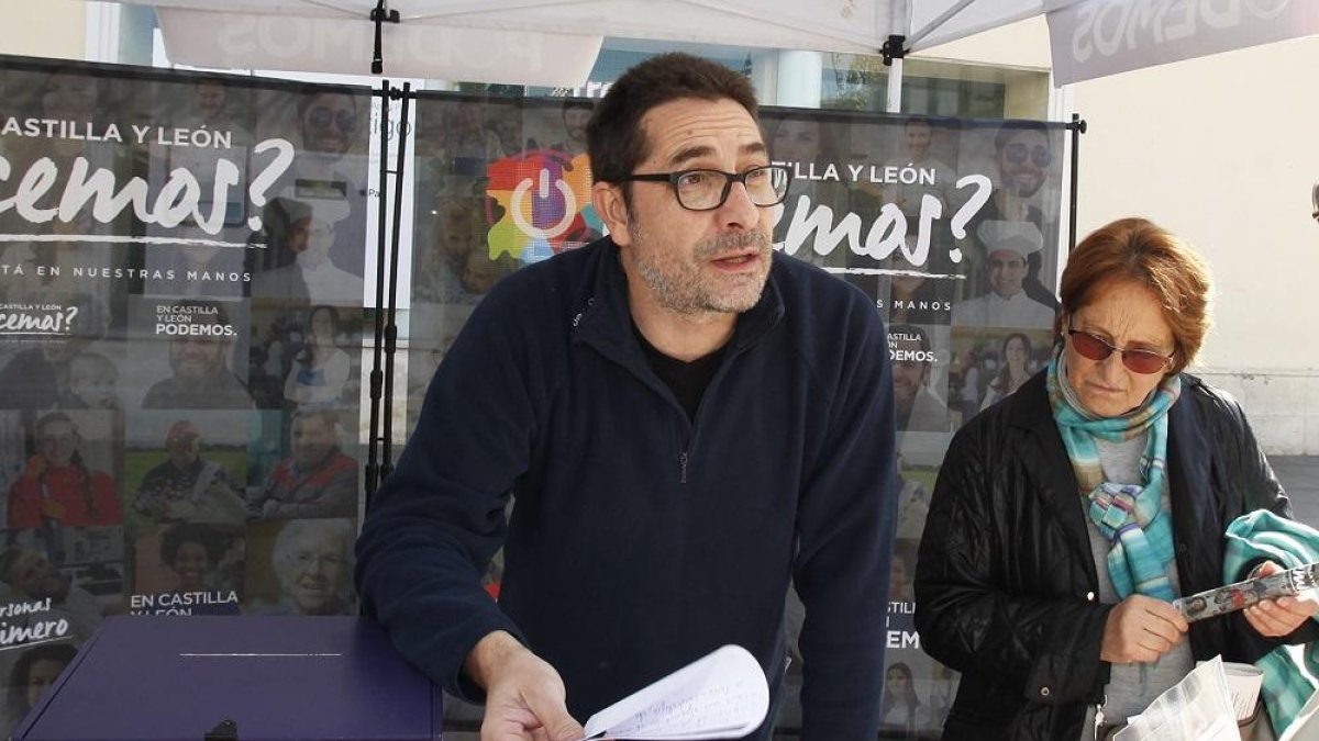 Acto de Podemos Soria, con su secretario general municipal en primer término.-LUIS ÁNGEL TEJEDOR