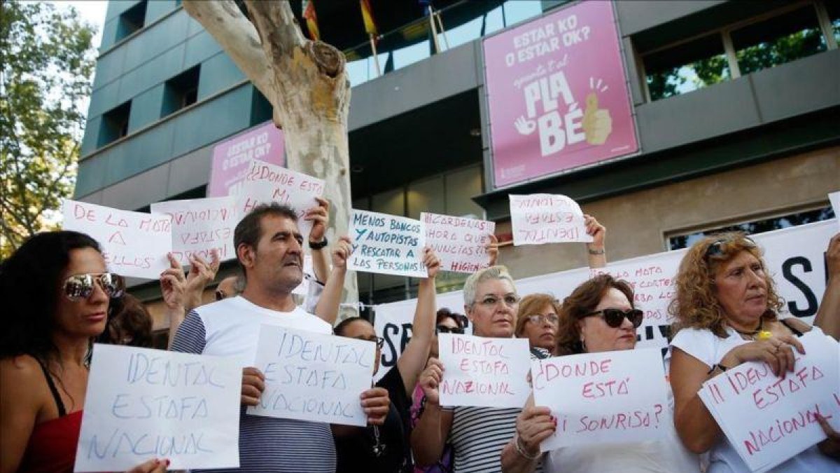 Imagen de archivo de una protesta de afectados por iDental en Valencia.-EFE