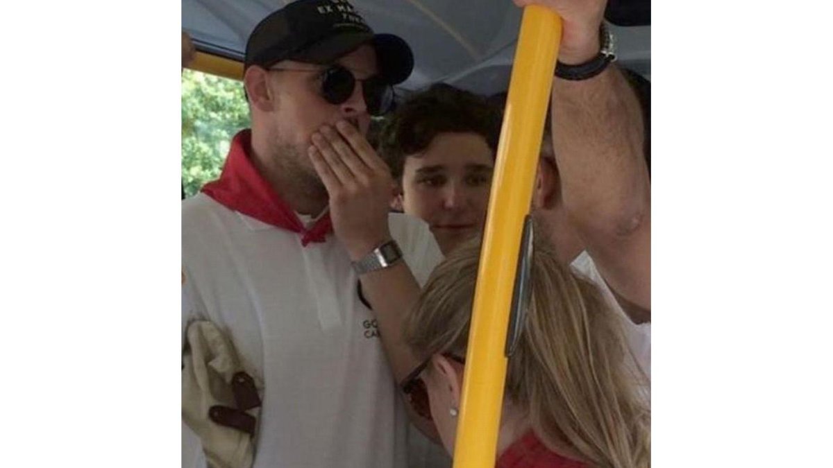 El hijo de Jaime de Marichalar y la infanta Elena, entre los pasajeros de un bus pamplonés, este primer fin de semana sanferminero.-