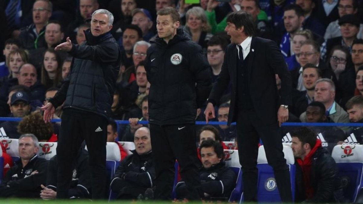 Mourinho y Conte durante el partido entre el Manchester United y el Chelsea de la FA Cup.-IAN WALTON Mourinho y Conte durante el partido entre el Manchester United y el Chelsea de la FA Cup.
