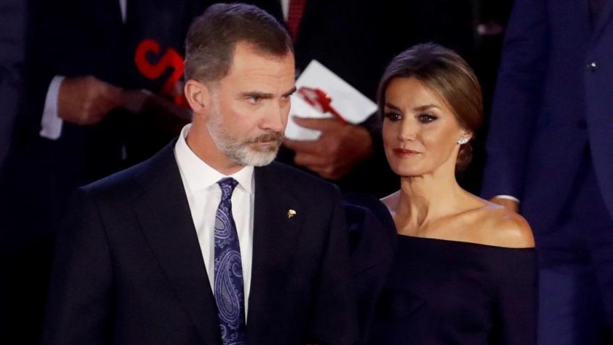 Los reyes, durante la celebración del 50º aniversario del diario deportivo As.-/ EFE / JUANJO MARTIN