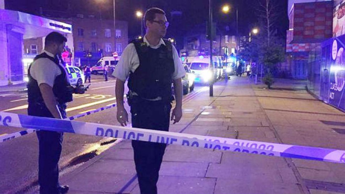Control policial en las inmediaciones de Finsbury Park, al norte de Londres.-REUTERS