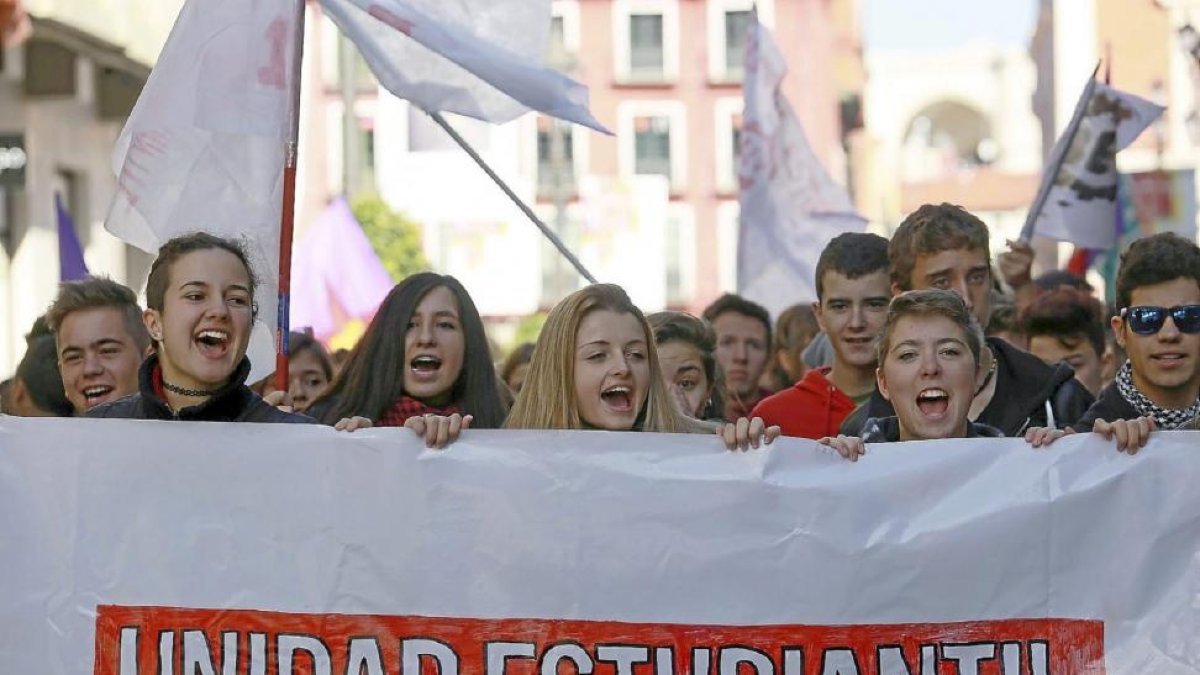 Alumnos de Bachillerato, Educación Secundaria, Formación Profesional y Universidad en la huelga de ayer en Valladolid.-ICAL