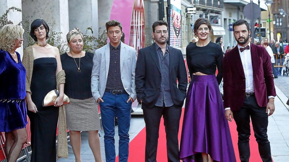 Protagonistas y director de ‘La madre’,ayer, en Valladolid. A la izquierda, un fotograma de ‘La Cíénaga’.-J. M. LOSTAU