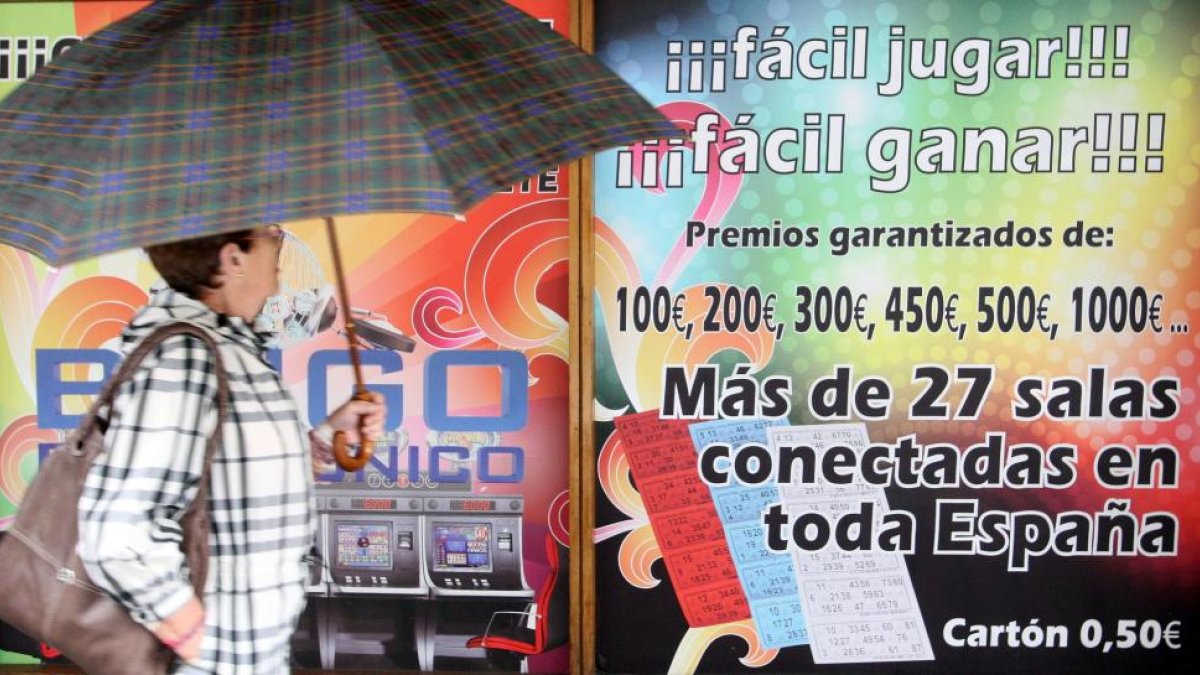 Anuncios de un bingo en una calle vallisoletana.-ICAL