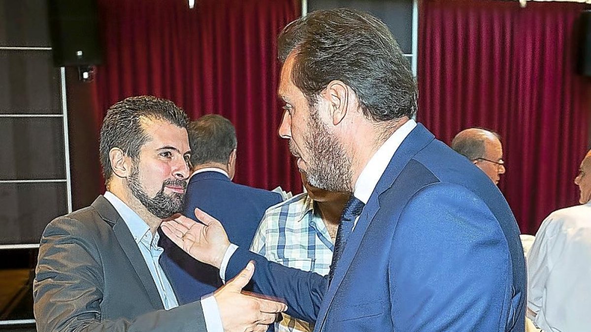 Tudanca saluda a Óscar Puente.-PABLO REQUEJO