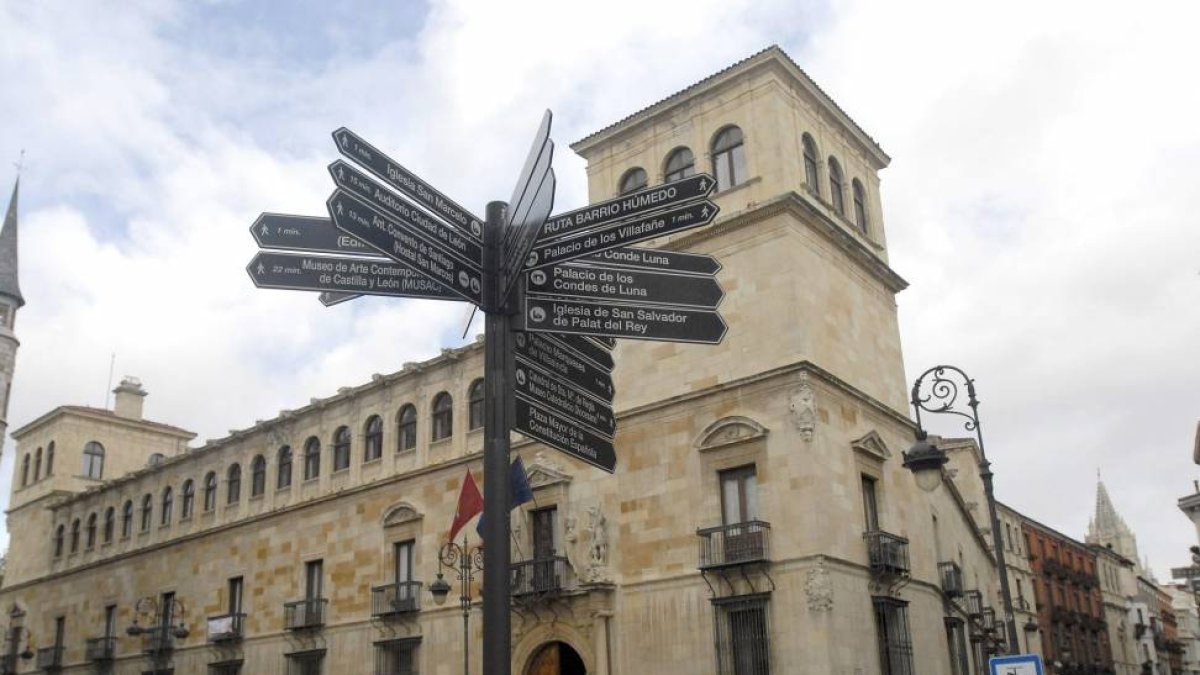 Exterior del Palacio de los Guzmanes, sede de la Diputación de León-Efe