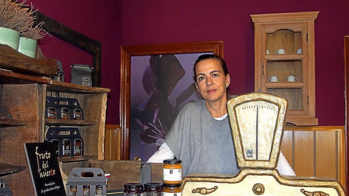 Maite Maeso del  Álamo detrás del mostrador en el que exhibe algunos de los productos que elabora.-J.L.C.