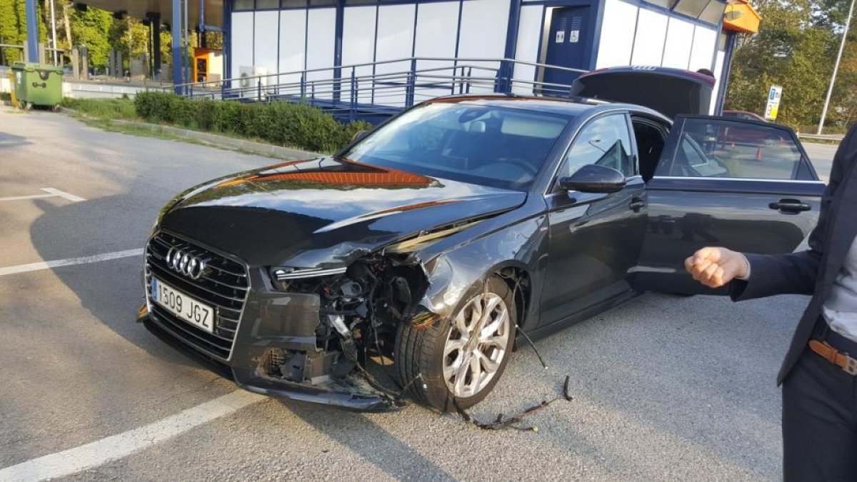 Imagen del vehículo oficial de Carles Puigdemont tras el accidente.-TWITTER