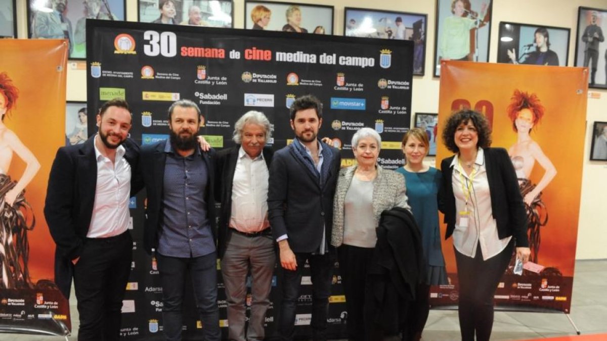 íctor  Somoza, segundo por la izquierda, con Emiliano Allende y el equipo de ‘Ni una sola línea’.-SEMANA DE CINE DE MEDINA