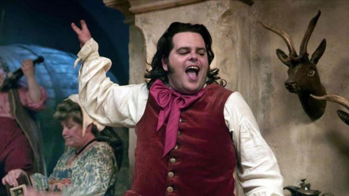 El actor Josh Gad, en el papel del personaje gay de LeFou.-