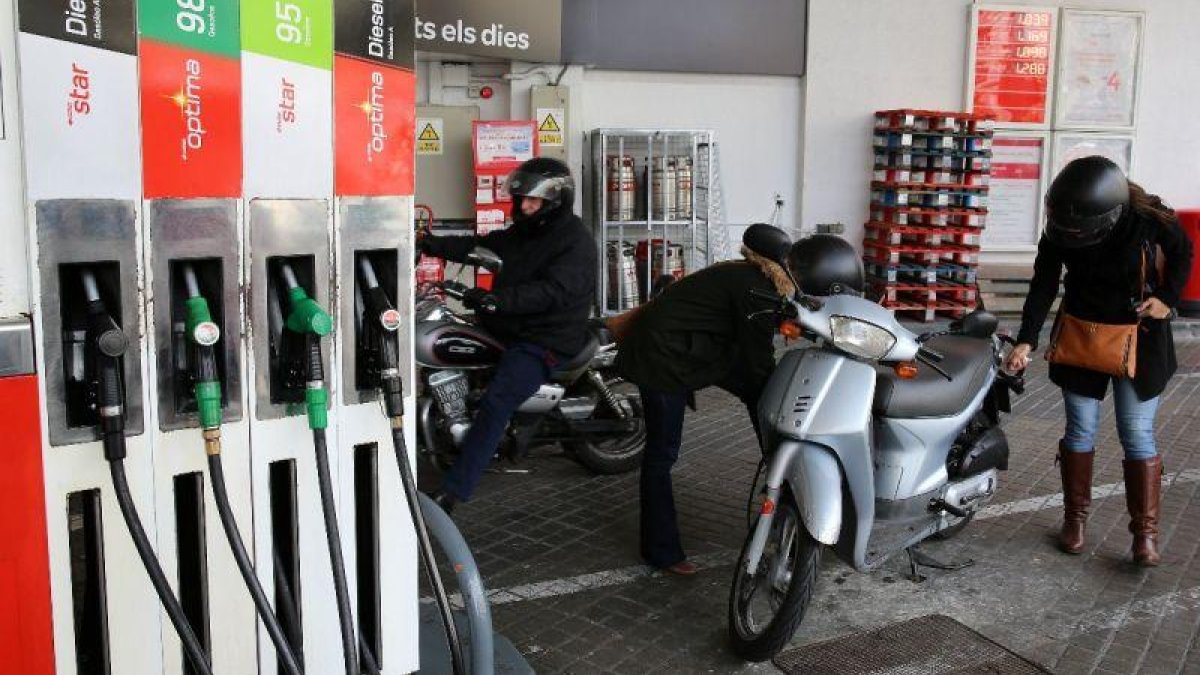 Una gasolinera con varios clientes repostando.-RICARD CUGAT