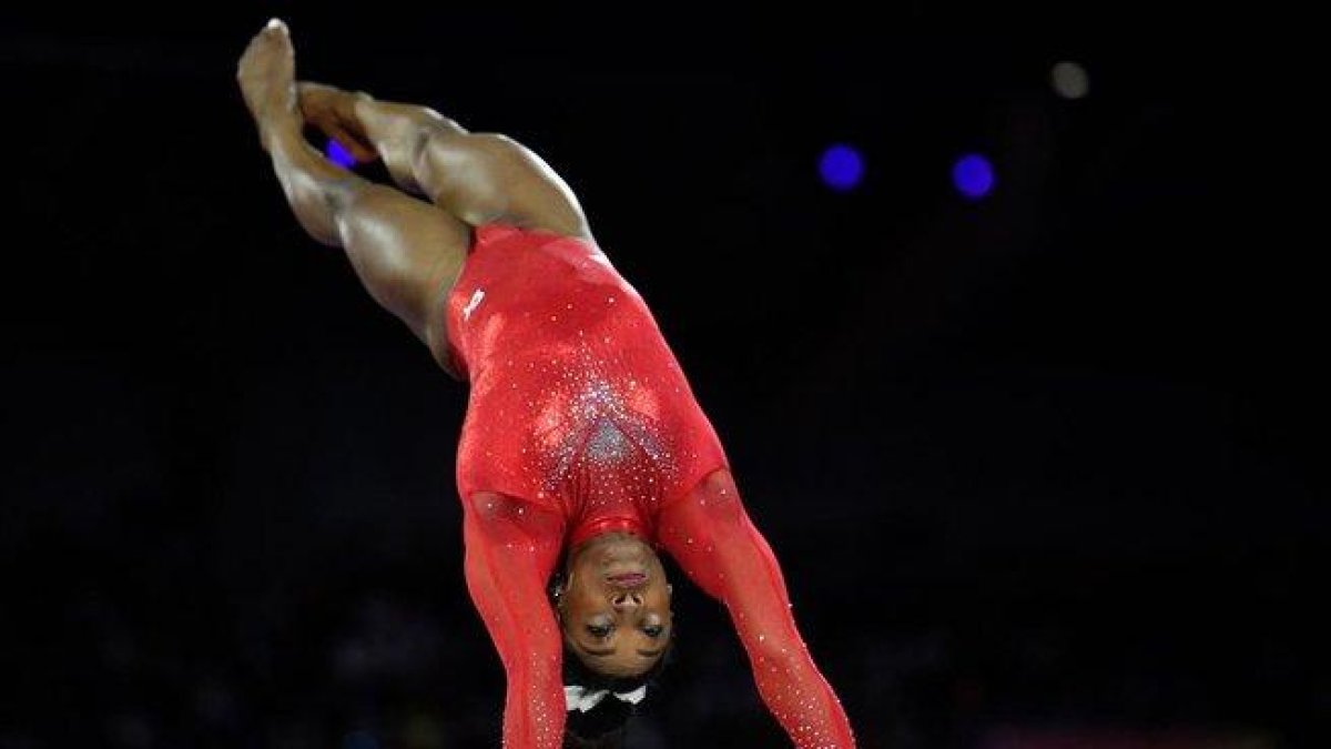 Biles vuela sobre el potro durante la primera jornada de la final por aparatos de Stuttgart-THOMAS KIENZLE (AFP)