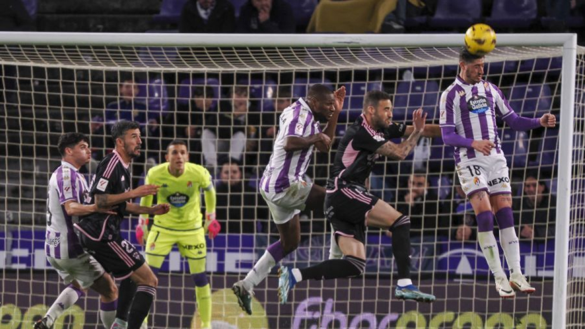 Escudero despeja de cabeza un centro del Albacete.