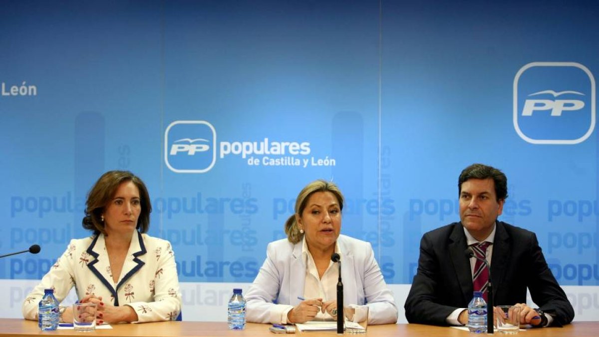 La coordinadora de campaña del PP de Castilla y León, Rosa Valdeón, y la responsable de programación de la misma, Josefa García Cirac, presentan la campaña electoral de la formación para los comicios del 24 de mayo. Junto a ellas, el portavoz de campaña,-Ical