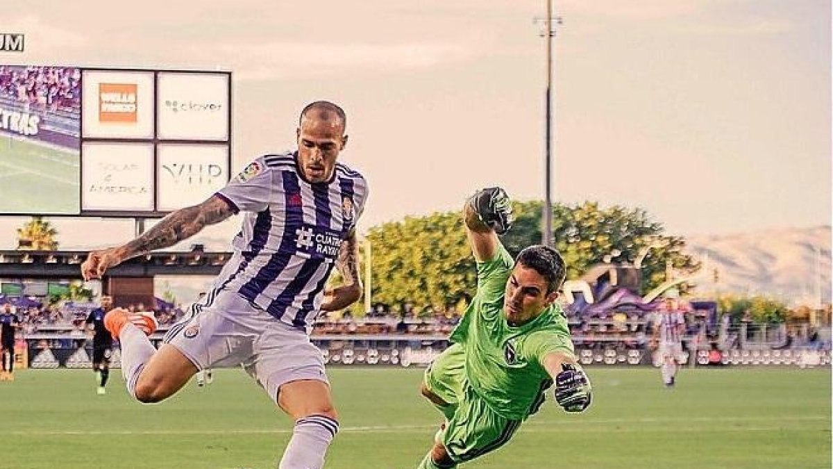 Sandro regatea al portero del San José Earthquakes en una jugada anterior al gol que marcó de falta.-RVCF