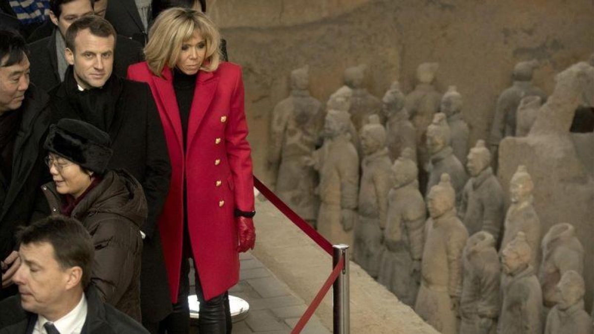 Macron y su esposa, Brigitte, visitan el museo de los guerreros de Xian.-AP / MARK SCHIEFELBEIN