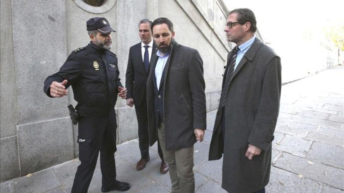 Santiago Abascal, de VOX, y otros cargos del partido llegan al Tribunal Supremo para presentar una querella contra Quim Torra.-DAVID CASTRO