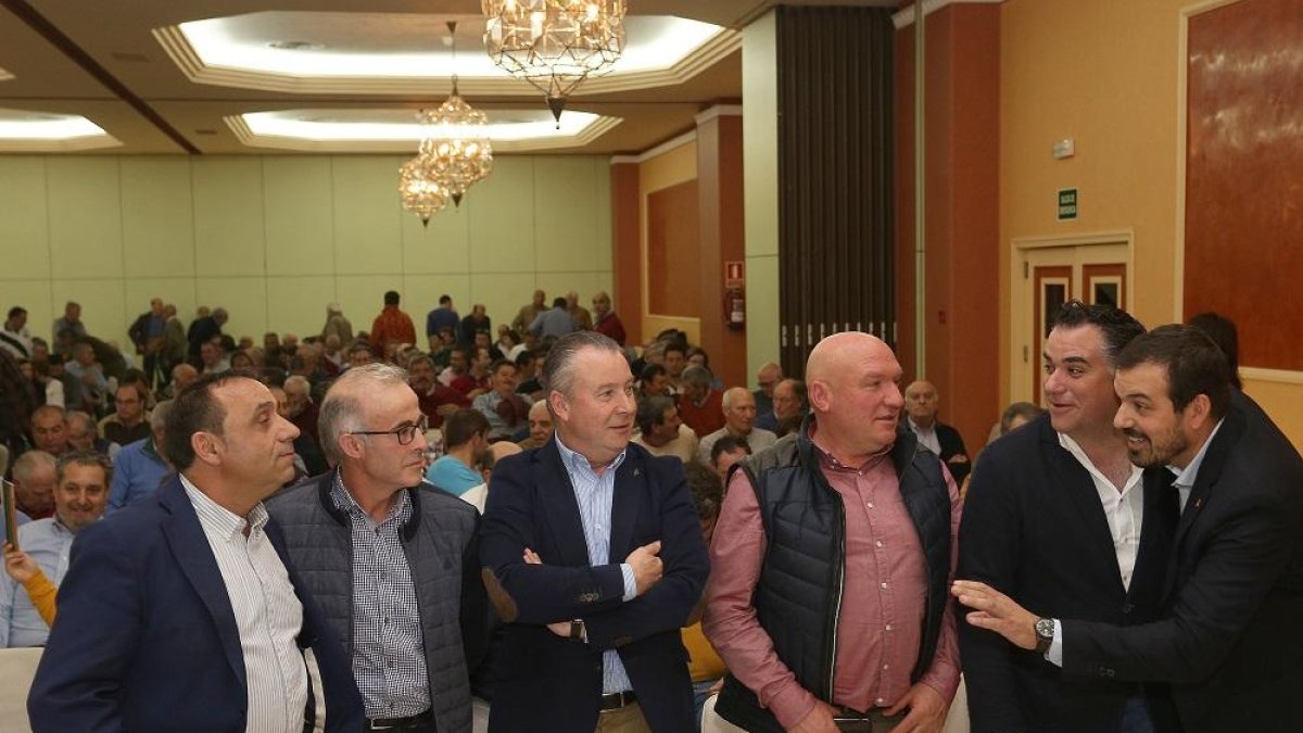 En el centro, Donaciano Dujo durante la celebración de la asamblea geneal de Asaja Palencia.-ICAL