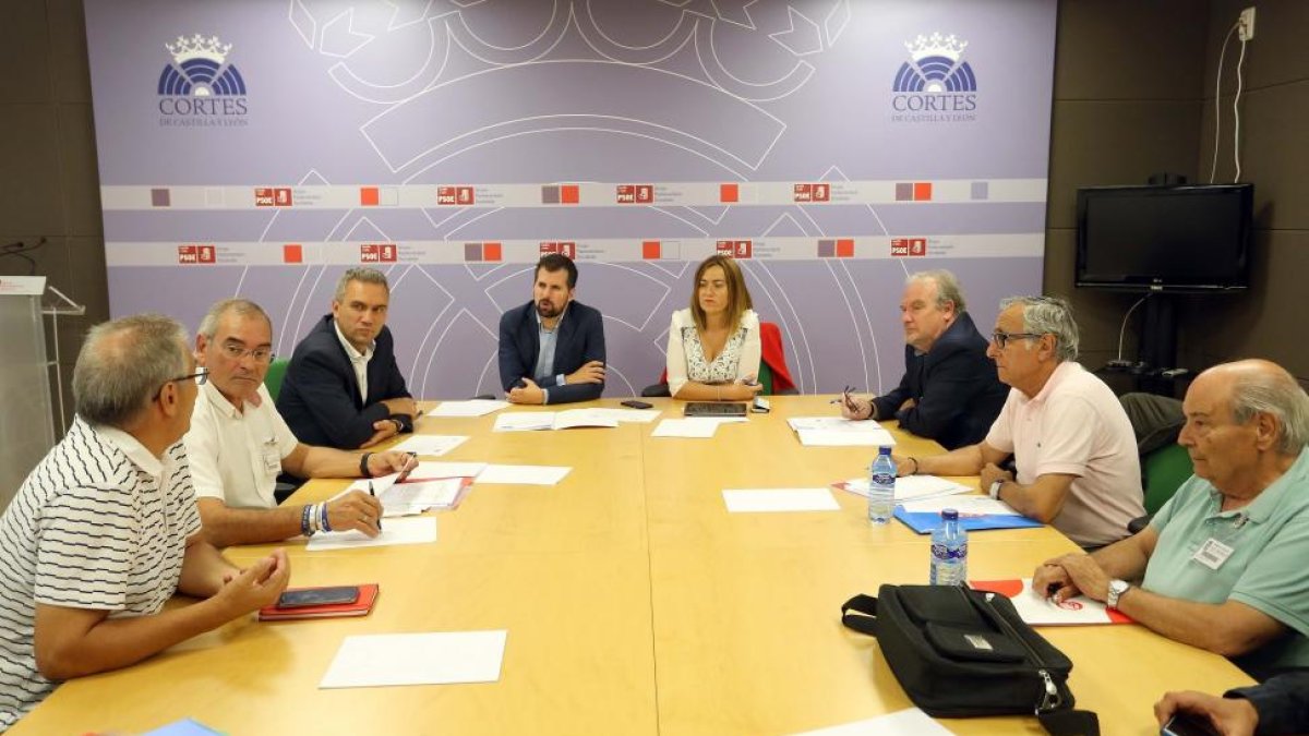 Luis Tudanca se reúne con UGT y CCOO para abordar la situación de las pensiones.-ICAL