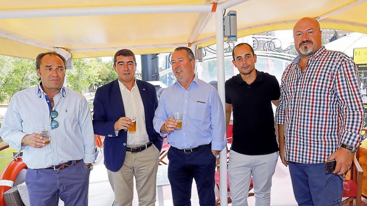 Juan Ramón Alonso (presidente de Asaja Valladolid), Pablo R.Lago (director de El Mundo Valladolid), Donaciano Dujo (presidente de Asaja Castilla y León), Víctor Hernández (Varo Marketing) y Lucio Fernández (empresaagraria.com).-J.M. LOSTAU