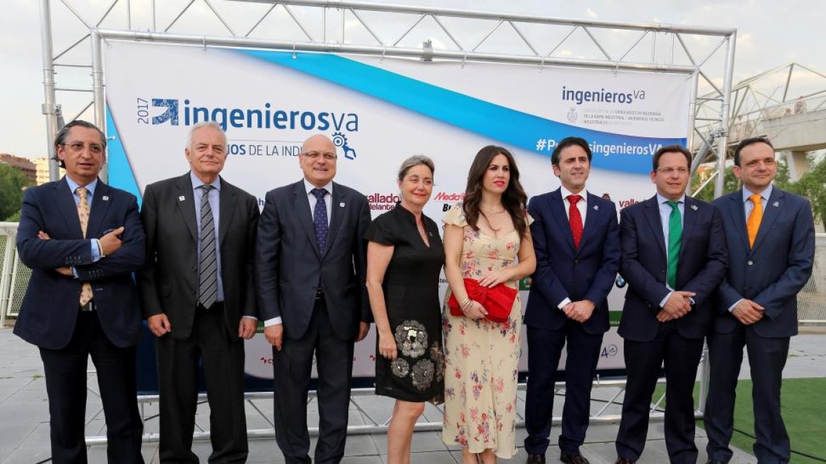 Foto de grupo de algunos de los asistentes a la ceremonia que tuvo lugar en el mirador de cristal del Museo de la Ciencia.-ICAL