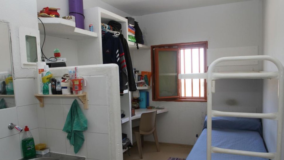 Interior de una celda de la cárcel de Dueñas, en la que hay una mesa para el estudio.-MANUEL BRÁGIMO