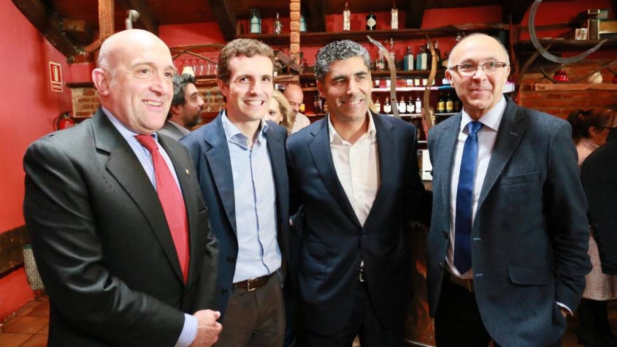 El candidato del PP a la alcaldía de Simancas, Luis Alberto Plaza(2D); el presidente provincial del PP, Ramiro Ruiz Medrano(D); el secretario provincial, Jesús Julio Carnero(I); y el diputado nacional, Pablo Casado(2I)-Ical