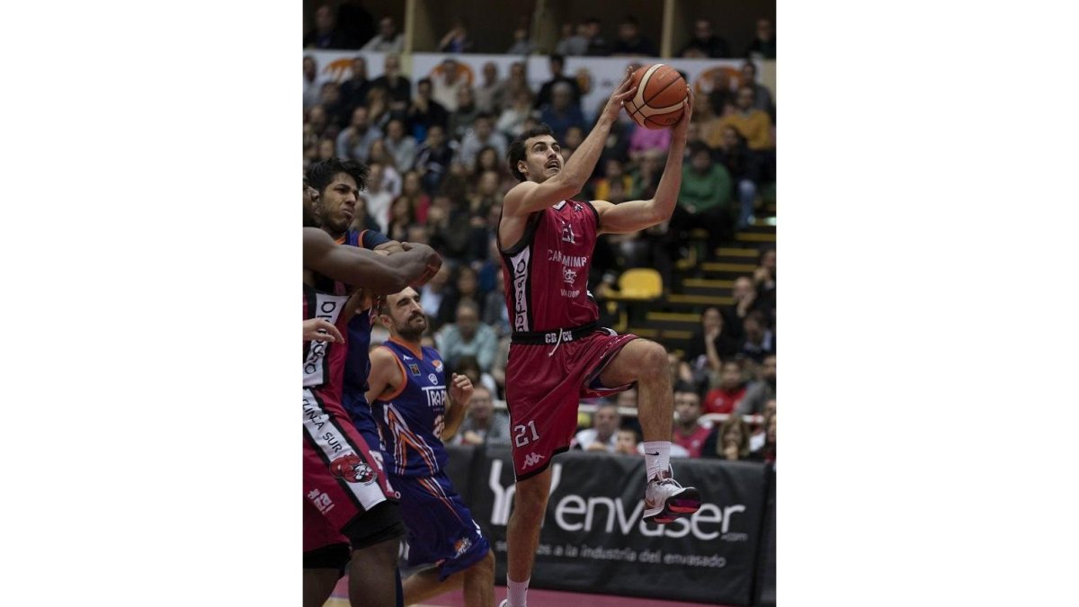 Guim Expósito en plena acción durante su debut ante Palencia.-J. C. CASTILLO