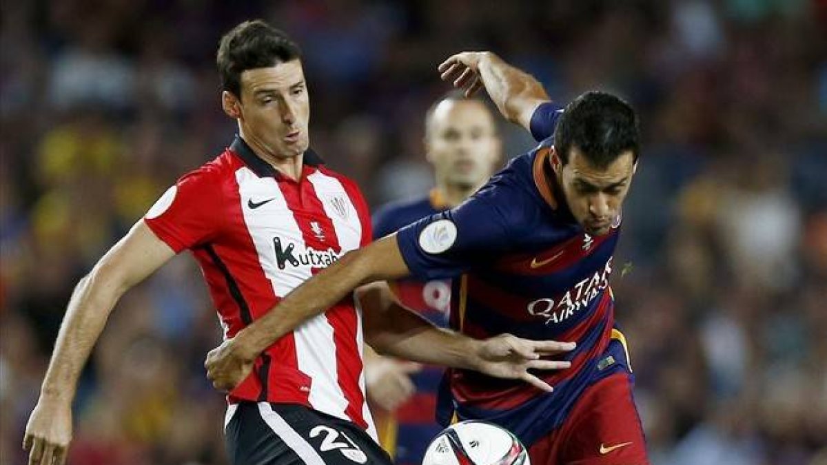 En la imagen, Sergio Busquets, centrocampista del Barça y Anduriz, delantero rojiblanco.-