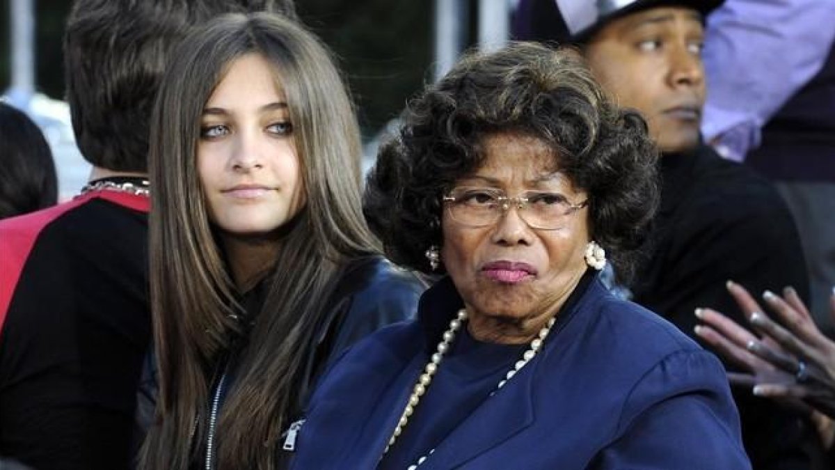 Paris Jackson y su abuela, Katharine, en el 2012.-REUTERS / PHIL MCCARTEN
