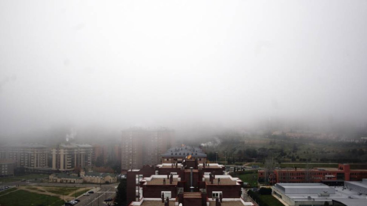 Una espesa niebla oculta el barrio de Parquesol en Valladolid-Ical
